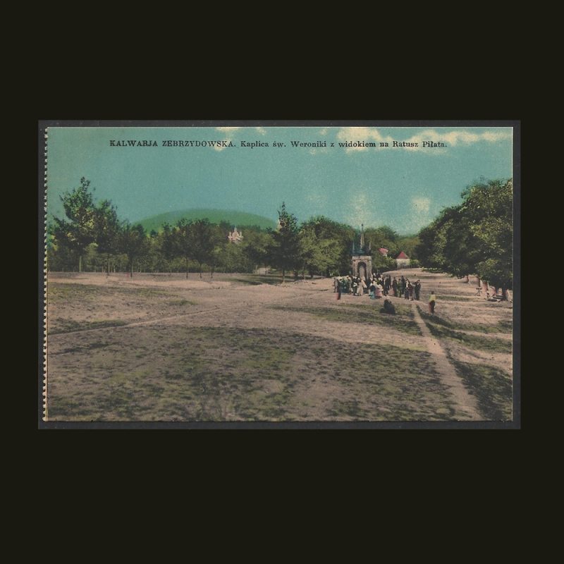 311P - Kalwaria Zebrzydowska - Kaplica św. Weroniki z widokiem na Ratusz Piłata - a
